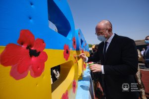 Шмигаль, Аваков, Кириленко та молодь розмалювали стелю Слов’янська яскравими червоними маками. Фотофакт