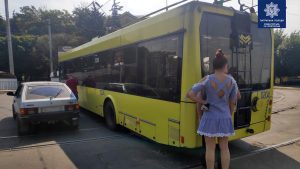 У Краматорську легковик зіткнувся з тролейбусом
