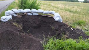 На виїзді зі Словянська хтось будує вогневі точки. І розтяжки стоять світлошумові,  – фото з Фейсбук