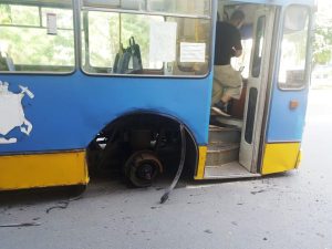 Травмирован пассажир: в Краматорске у троллейбуса на ходу оторвалось колесо. Фотофакт