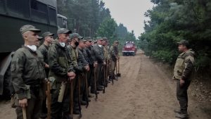 Гвардійці 15-го Слов’янського полку надають допомогу у гасінні пожежі на Луганщині.