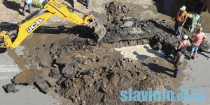 Опять прорвало: в центре Славянска вскрыли новый асфальт. Фото, видео