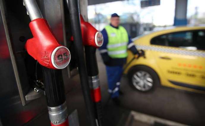 Сети АЗС повышают цены на бензин