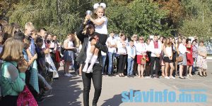 Школы Славянска выпустили одиннадцатиклассников