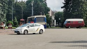 Удерживает более 10 часов: луцкий террорист сообщил о плохом состоянии захваченных им заложников, один из них ранен