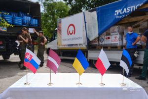 Для Слов’янського району Латвія та Польща передали медичне обладнання та розхідники, а також одяг для цивільного населення