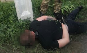 Вимагання данини за кришування, торгівля наркотиками та боеприпасами: на злочинах викрито правоохоронців. Фото