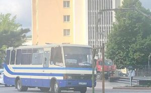 В Луцке захватили автобус с пассажирами, слышны выстрелы. Видео