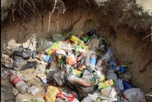 Голубые озера отдыхающие превращают в свалку. Фотофакт