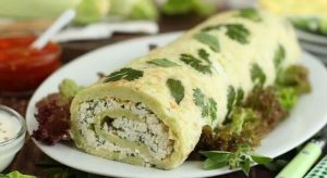 Необычный рулет из кабачков с сыром и чесноком в духовке: готовится легко, съедается за минуты