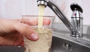 Мутность, осадок и песок. Что случилось с водой в Славянске?