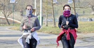 В Минздраве объяснили, нужна ли маска во время занятия спортом