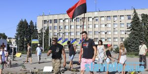 Історична інсталяція «Запеклі бої 2014 року в Слов’янську та на Донбасі»: фоторепортаж з центральної площі