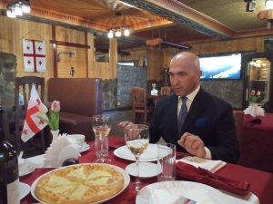 Как это – делать все по этикету, даже если никто не видит? День с Мартиросом Григоряном из Славянска