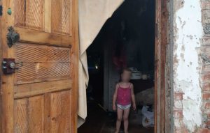 В домі – антисанітарія, продуктів – немає: у Слов’янську дівчаток 2 та 4 років вулучили у матері та помістили в лікарню