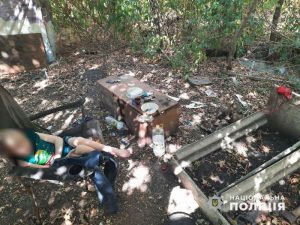 Жінка із дитиною мешкала “у лісі”  без електроструму та води поблизу Святогірська