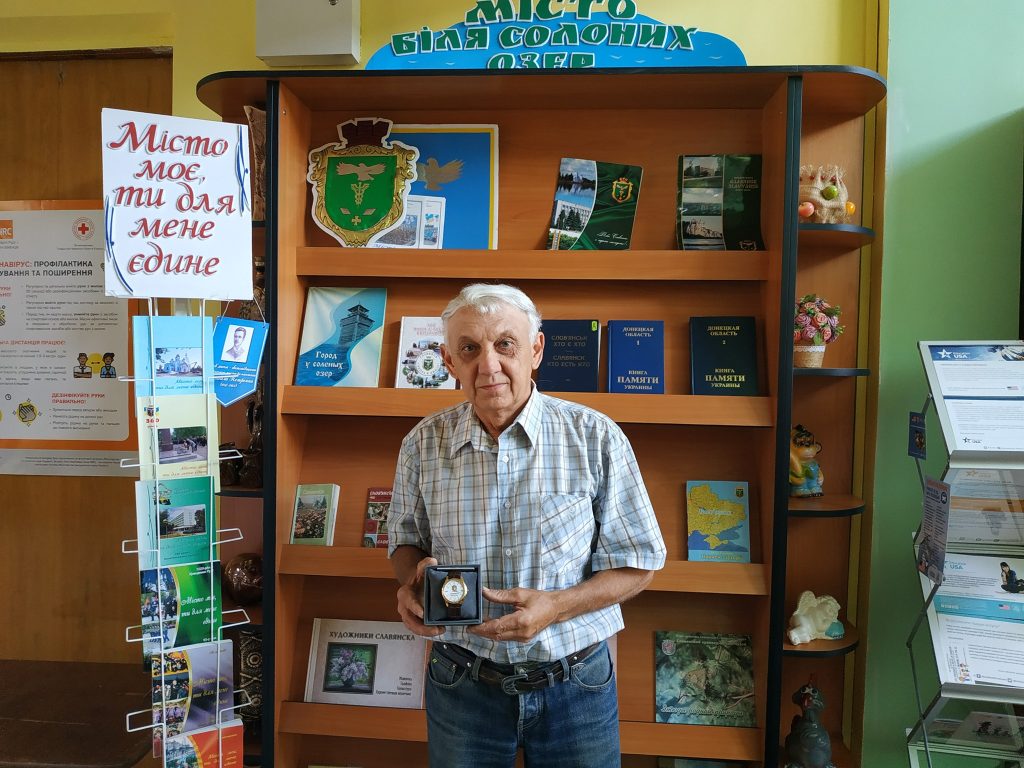 Краєзнавця, педагога, письменника Валерія Романько  нагороджено цінним подарунком – годинником