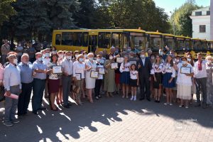 На 34 млн грн.: директорам шкіл губернатор передав 19  автобусів