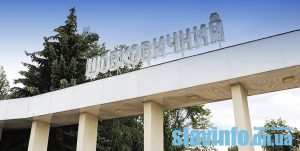 Жінку, яка вночі п’яна гуляла з 3-річною дівчинкою у парку, притягли до відповідальності