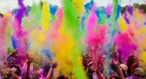 В Славянске зовут на праздник красок Холи в сквер МРІЯ. Афиша