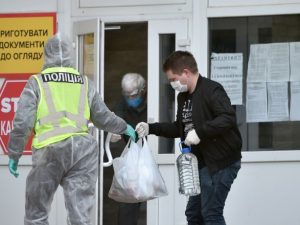 В Кабмине изменили правила карантина. Регионы с 160 больными на 100 тыс. человек попадут в “красную зону”
