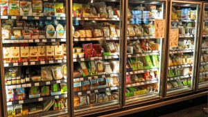 Просроченные продукты в магазинах: эксперт рассказал, как вернуть деньги