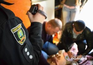 При обшуку у приватному домоволодінні поліцейські Слов’янська вилучили наркотичну та вибухонебезпечну речовини
