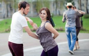 В Славянске желающих каждую среду зовут потанцевать в сквер “Мечта”