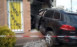 ДТП в Лимане: авто влетело в магазин. Видео