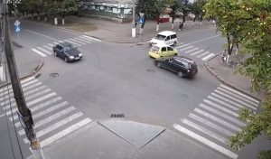 Пока идет сбор подписей под петицией за установку светофора, на опасном перекрестке происходят ДТП. Видео