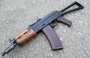 Поліцейському, який вдарив жінку прикладом автомата загрожує до 8 років позбавлення волі