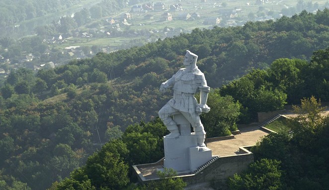 Вандализм, ремонт, молния попала? В Святогорске поврежден  памятник Артему. Видео