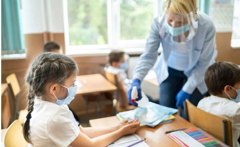 Учителей в некоторых регионах обяжут носить защитные щитки