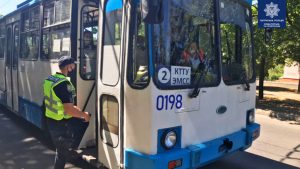 В общественном транспорте Славянска полицейские проверяют пассажиров на наличие масок