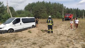 У Лиманському районі рятувальники відбуксирували автомобіль, що застряг у піску