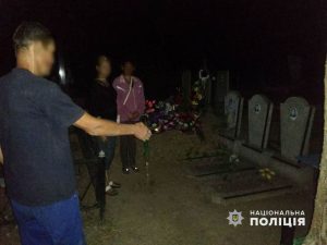 Мешканець Слов’янська крав огорожі з могил