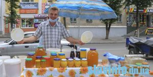 В центре Славянска  – медовая ярмарка. Фото