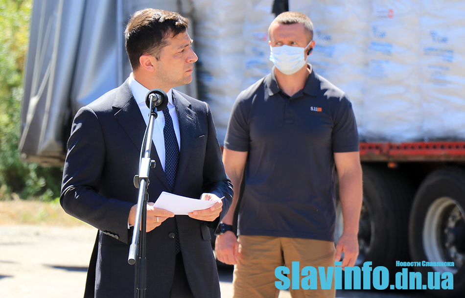 Зарплату будут увеличивать три раза в год – Зеленский