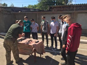 У Слов’янську інструктори військового комісаріату навчають студентів розбирати та збирати зброю