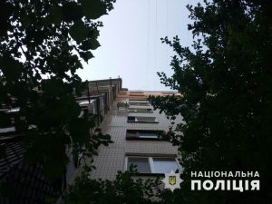 В Славянске ребенок выпал из окна 10 этажа: мальчик умер по дороге в больницу