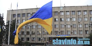 Над Славянском торжественно подняли огромный Флаг Украины. Видео