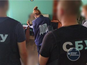 Поліцейського викрито у вимаганні хабаря за дозвіл на розміщення біл-бордів