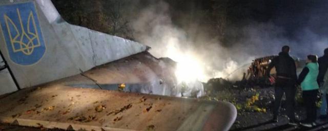 Сегодня в Украине объявлен день траура по погибшим в авиакатастрофе курсантам