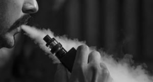 За продажу электронных сигарет несовершеннолетним могут ввести штраф до 23,8 тыс. гривен