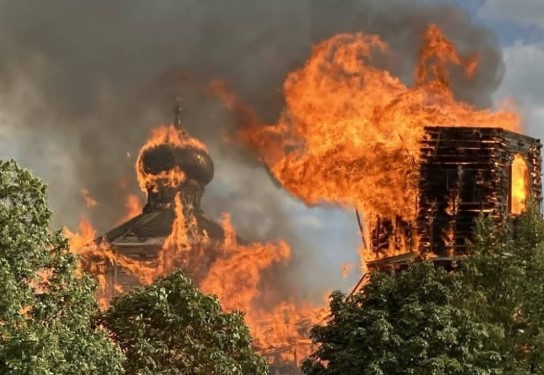 Пожар в старинной церкви Петра и Павла в Лимане: фото, видео