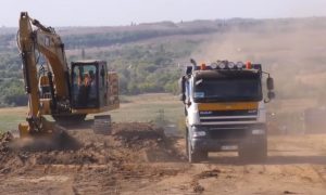 Ведеться капітальний ремонт одразу на двох відтинках траси Добропілля-Лиман: відео