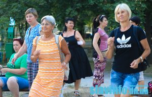 Живи танцуя: в среду желающих приглашают на танцевальный вечер в сквере «Мрія»