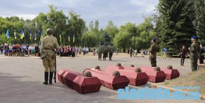 С памятью в сердце: в Славянске почтили воинов, погибших при освобождении города от немецко-фашистских захватчиков. Фоторепортаж