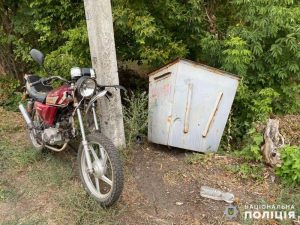 Був напідпитку: чоловік на мопеді врізався в сміттєвий бак
