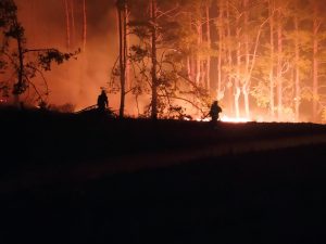 Слов’янські рятувальники третю добу допомагають ліквідовувати масштабну пожежу на Луганщині